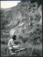 cca 1974 Lőrincz Róbert festőművész a Tokaji Művésztelep archívumából, feliratozott vintage fotó, 24,3x18 cm