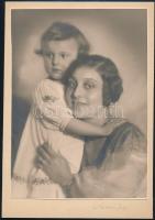 cca 1925 Budapest, Veres fényképész műtermében készült, aláírt vintage fotó, 23x16,5 cm, karton 26x18 cm