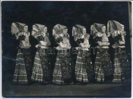 cca 1935 Budapest, Vajda M. Pál fényképész pecséttel jelzett vintage felvétele, Szentpál Olga mozgásművészeti iskolájának archívumából, a kép szélén szakadás, 11,3x15 cm