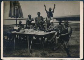 1925 Velencei-tó, datált és feliratozott vintage fotó egy fürdőruhás társaságról, 8,7x12 cm