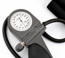 Hagyományos vérnyomásmérő tokjával