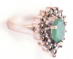 Ezüst(Ag) markazitos, zöld köves gyűrű, jelzett, méret: 51, bruttó: 5,92 g