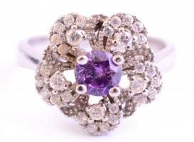 Ezüst(Ag) virágos gyűrű, lila kővel, jelzett, méret: 52, bruttó: 4,1 g