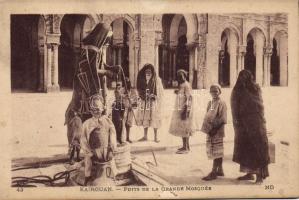 Cairo giant and dwarf