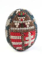 Fa húsvéti tojás, gyöngyökből kirakott nemzeti mintával