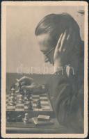 cca 1940-1950 Férfi sakkozás közben, fotólap, 13,5×8,5 cm