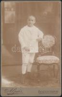 1917 Elsőáldozó kisfiú, keményhátú fotó Alpár Henrik besztercebányai műterméből, 16,5×10,5 cm