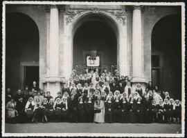 1930 Első szent áldozási emlék + 1937 Felvételi értesítő a Mária-kongregációba + 1938 Róma, csoportkép, rajta papok és apácák is, 17,5x23 cm