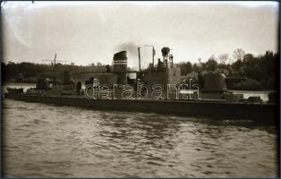 cca 1940-1945 II. világháborús hadihajó, fotónegatív, 6×9 cm