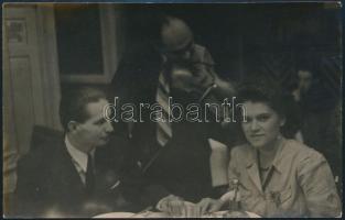 1943 Bp., Cigányprímás a Szondy sörözőben, fotólap, feliratozva, 14×9 cm