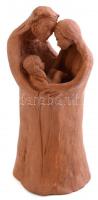 GR jelzéssel: Család. Terrakotta szobor. 20 cm