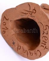 GR jelzéssel: Család. Terrakotta szobor. 20 cm