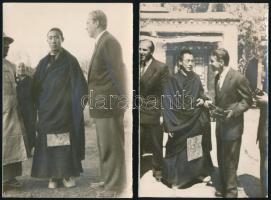 cca 1954 A dalai láma és a pancsen láma magyarokkal, a Népakarat című újság 2 db sajtófotója, retusált, 18×12 cm