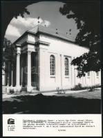 cca 1980-1990 Bajai zsinagóga a könyvtárrá alakítás után, Építésügyi Tájékoztatási Központ sajtófotó, 23,5×17 cm