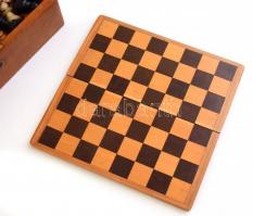 Régi játék készlet kivehető sakk és malom táblával és hozzávaló figurákkal, dominóval, kopott fa dob...