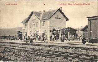 Gyergyószentmiklós, Gheorgheni; Vasúti indóház, vasútállomás, vasutasok. Sándory Mihály kiadása / railway station, railwaymen (fl)