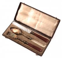 XIX. sz. Aranyozott ezüst keresztelő, egy személyes evőeszköz készlet díszdobozban, a kanál nyele hiányzik, a késé lejár Jelzett ezüst, aranyozott bőr dobozzal