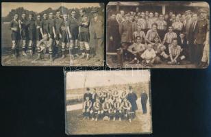 1924 A párizsi olimpián 10. helyezett magyar labdarúgó csapat fényképe, gyűrődéssel, 8,5x14 cm + cca 1930 2 db labdarúgó csapatról fénykép