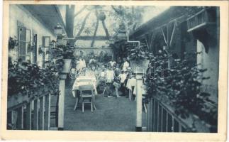 1928 Budapest II. Budai Kispipa vendéglő (Mihály Gyula vendéglős), étterem, kert vendégekkel, pincérekkel és kutyával. Ábrahám Elemér felvétele. Margit körút 14. (EK)