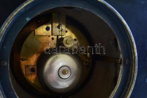 Jacquet Paris felesütős asztali/kandalló óra. Márvány és műkő, ingajáratos működő szerkezettel, kulc...