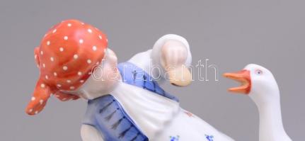 Herendi libát etető lányka. Kézzel festett, jelzett, hibátlan m: 19 cm