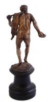 Vadász. Bronzírozott spiáter, fa talapzaton. Tlapzaton repedéssel 37,5 cm