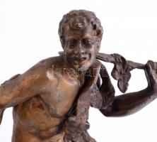 Vadász. Bronzírozott spiáter, fa talapzaton. Tlapzaton repedéssel 37,5 cm