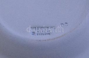 Wedgwood dísztálka plasztikus figurákkal, jelzett, hibátlan, eredeti karton dobozában, d:11 cm