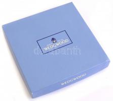 Wedgwood dísztálka plasztikus figurákkal, jelzett, hibátlan, eredeti karton dobozában, d:11 cm