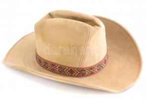 Lanning vintage, 1985-1990 körüli cowboy kalap, műselyem és gyapjú, karimáján tollal és szövettel díszített, méret: L, jó állapotban