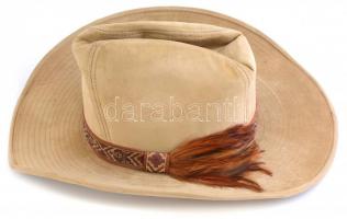 Lanning vintage, 1985-1990 körüli cowboy kalap, műselyem és gyapjú, karimáján tollal és szövettel dí...
