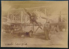 1924 Arad, repülőgéphangár-részlet, feliratozott fotó, 8,5×6 cm