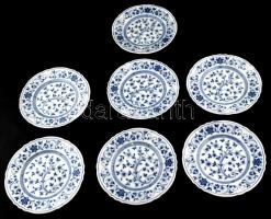 7 db antik Carl Knoll Carlsbad Patent porcelán lapos tányér, máz alatti kék festéssel, jelzett, egyik tányér alján apró lepattanással, apró kopásnyomokkal, máskülönben jó állapotban, d: 24 cm
