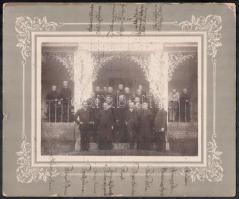 1909 Kalocsai(?) osztálytalálkozó csoportképe, papokkal, kartonra kasírozott fotó, nevekkel, 14×20 cm