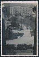 cca 1938 Budapest, villamoskavalkád a Baross téren, fotó, 9×6 cm