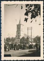 1938 Heti piac Bethlenben (Erdély) a református templomnál, hátoldalon feliratozott fotó, 8,5×6 cm