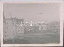 1931 A Zeppelin léghajó Budapest felett, fotó, jó állapotban, 12×9 cm