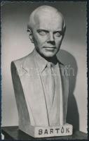 1954 Vörös János (1897-1963) szobrászművész saját kézzel írt dedikációja Artner Tivadar művészeti író részére az általa készített Bartók-szobor fotójának hátoldalán