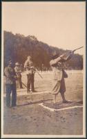 cca 1925-1930 Agyaggalamb vagy koronglövészet, katonák és civilek vegyesen, fotó, szép állapotban, 13,5×8,5 cm