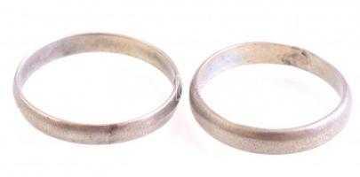 Ezüst (Ag) gyűrűpár, egyiken kis sérüléssel, jelzett, tokban, nettó: 2,48 g, méret: 49