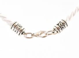 Tű gobelines fém medál zsinór nyakláncon, h: 45 cm