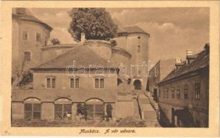 Munkács, Mukacheve, Mukacevo; a vár udvara. Nagy Albert kiadása / castle, courtyard