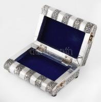 Dombornyomott fém lappal díszített indai, elefántokat ábrázoló zárható kis doboz, plüss béléssel 15x...