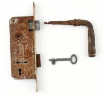 Régebbi ajtózár kilinccsel és 1 db kulccsal, rozsdás, m: 24 cm.