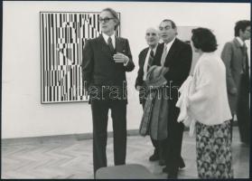 1976 Victor Vasarely (Vásárhelyi Győző, 1906-1997) műveinek pécsi kiállításán, fotó, jó állapotban, 17,5×12 cm
