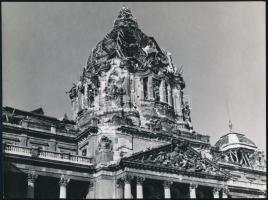 1945 Háborús károk a budai Királyi Vár kupolájánál, korabeli fotó, szép állapotban, 23×17 cm