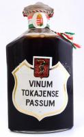 Vinum Tokajense Passum. Díszdobozos tokaji aszúbor üvegdugóval.