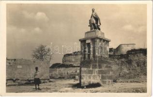 Eger, Imre király templomának apsisa 1205, Szent István király szobor