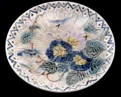 Virágmintás kerámia fali tányér, kézzel festett, jelzett, kopásnyomokkal, mázrepedésekkel, d: 24 cm