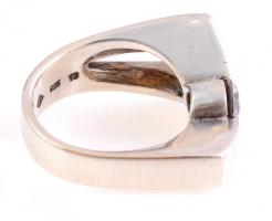 Ezüst(Ag) extravagáns gyűrű kővel, jelzett, méret: 66, bruttó: 20,16 g